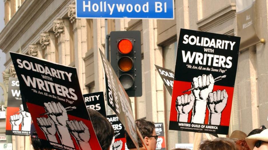 Los estudios de Hollywood retomarán negociaciones con los guionistas en huelga 
