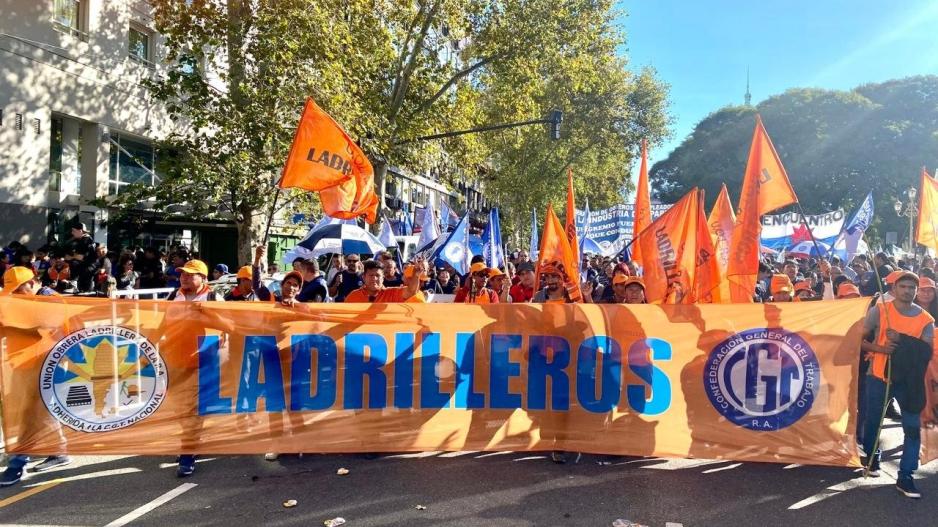 La UOLRA participó de una histórica marcha en defensa de la Universidad Pública 