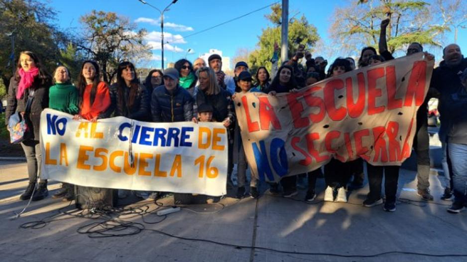 Vecinos y docentes resisten el cierre de una escuela centenaria en La Paternal: “Primero nos enteramos y después nos informan”