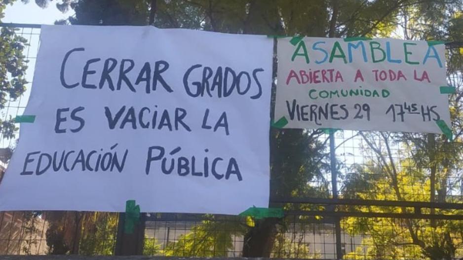 Abrazo popular de docentes y familias contra el cierre de cursos en la escuela Primera Junta