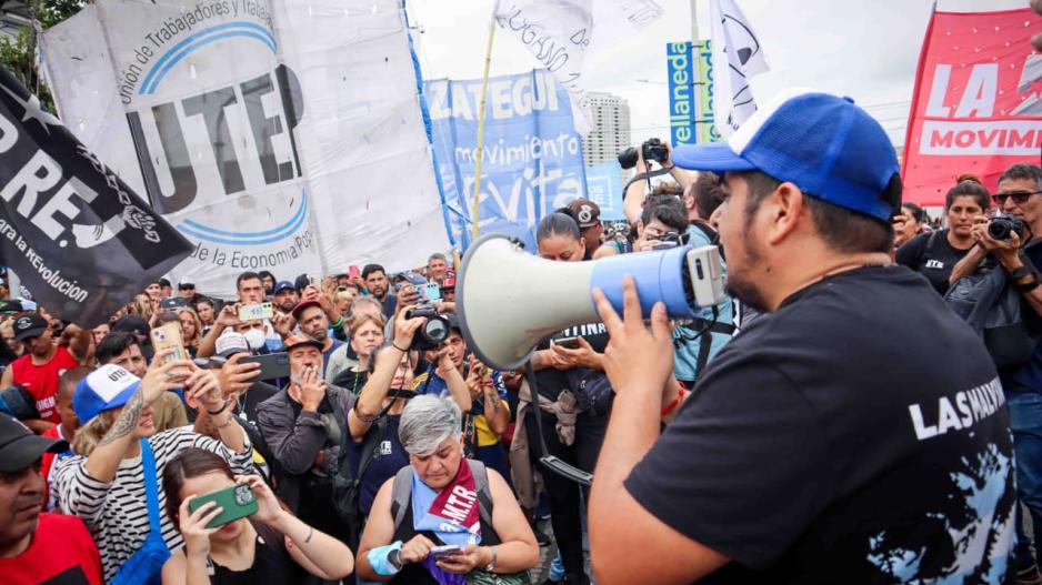 Miles de personas de organizaciones sociales confluyeron hoy en distintos accesos a la Ciudad de Buenos Aires y en numerosos puntos del país para manifestar su rechazo a la reforma laboral que impulsa el gobierno, mientras exigen un estatuto que garantice derechos para quienes trabajan en la economía popular. 