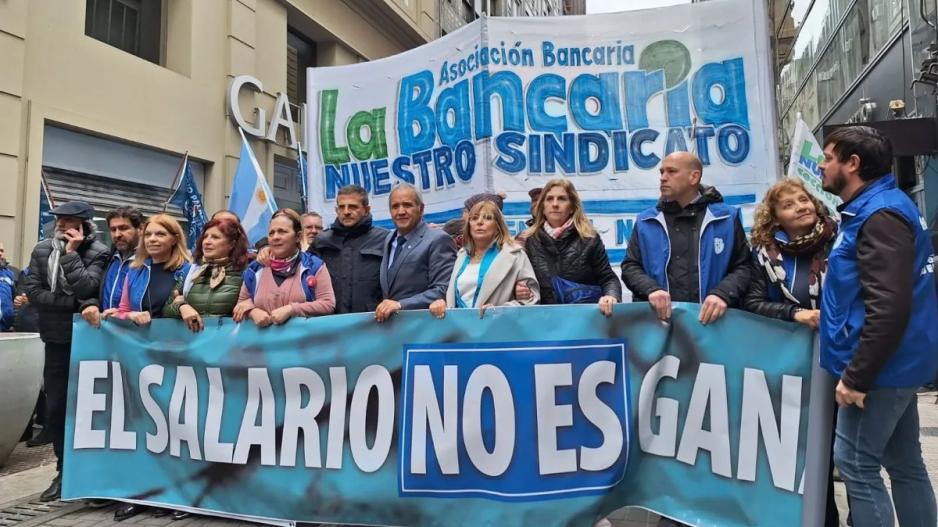 Bancarios le empatan a la inflación y llevan el básico a más de $2,18 millones tras nuevo aumento