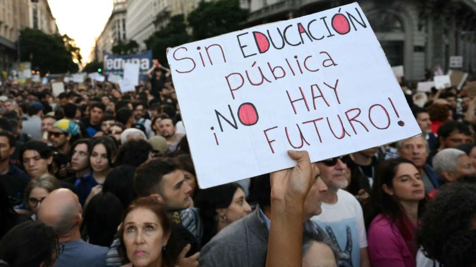 Las universidades marchan a Plaza de Mayo con clases públicas contra el ajuste salarial y presupuestario