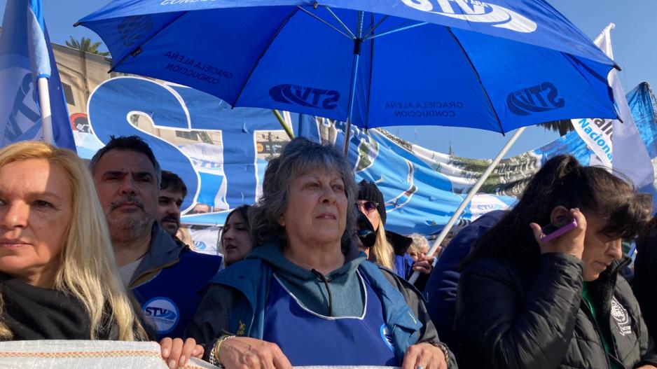 El Sindicato Trabajadores Viales y Afines de la República Argentina (STVyARA) rechazó el Decreto 253/2026 del Poder Ejecutivo que delega en nueve provincias el mantenimiento y concesión de tramos de rutas nacionales, y advirtió que la medida implica “un cambio de modelo” que pone en riesgo tanto la red vial como los puestos de trabajo del sector.