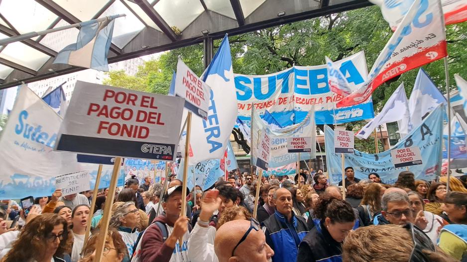 Cientos de docentes de todo el país se movilizaron este miércoles frente a la Secretaría de Trabajo, en la Ciudad de Buenos Aires, en el marco de la Paritaria Nacional Docente, para exigir un piso salarial justo, la restitución del Fondo Nacional de Incentivo Docente (FONID) y mayor financiamiento para la educación pública.