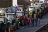 Los agricultores mantienen el corte de rutas alrededor de París a la espera de nuevos anuncios